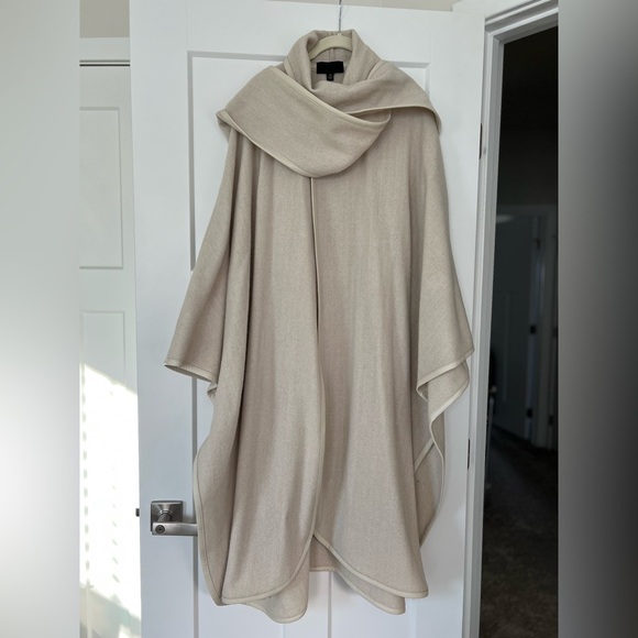 Nili Lotan Cape Elegant Cool - wool, alpaca, lambskin trim, cowhide buttons - Picture 7 of 13